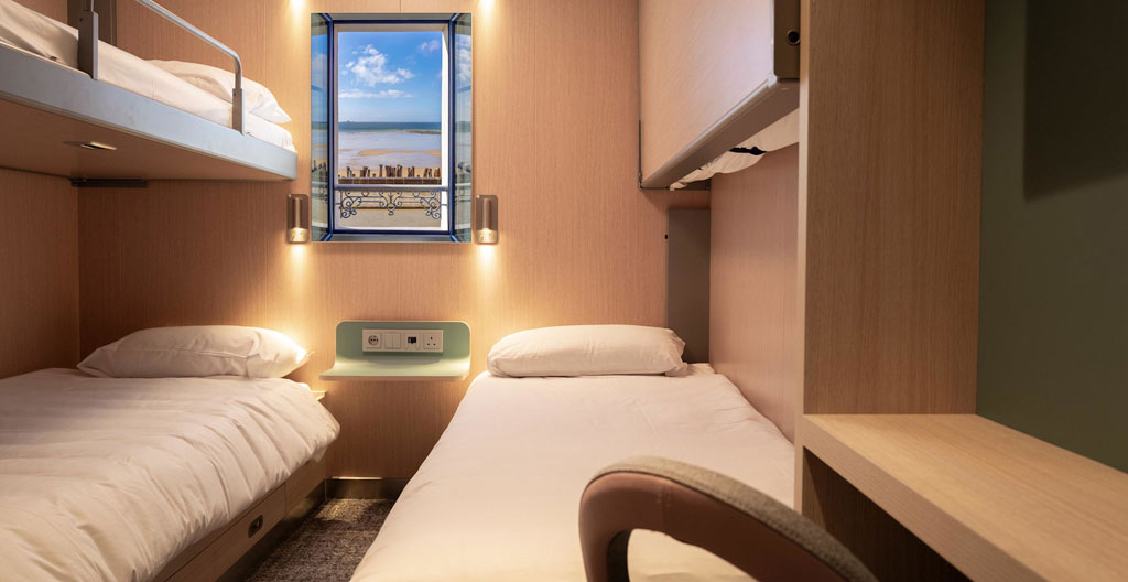Interno confortevole di una cabina traghetto con design minimalista e vista mare
